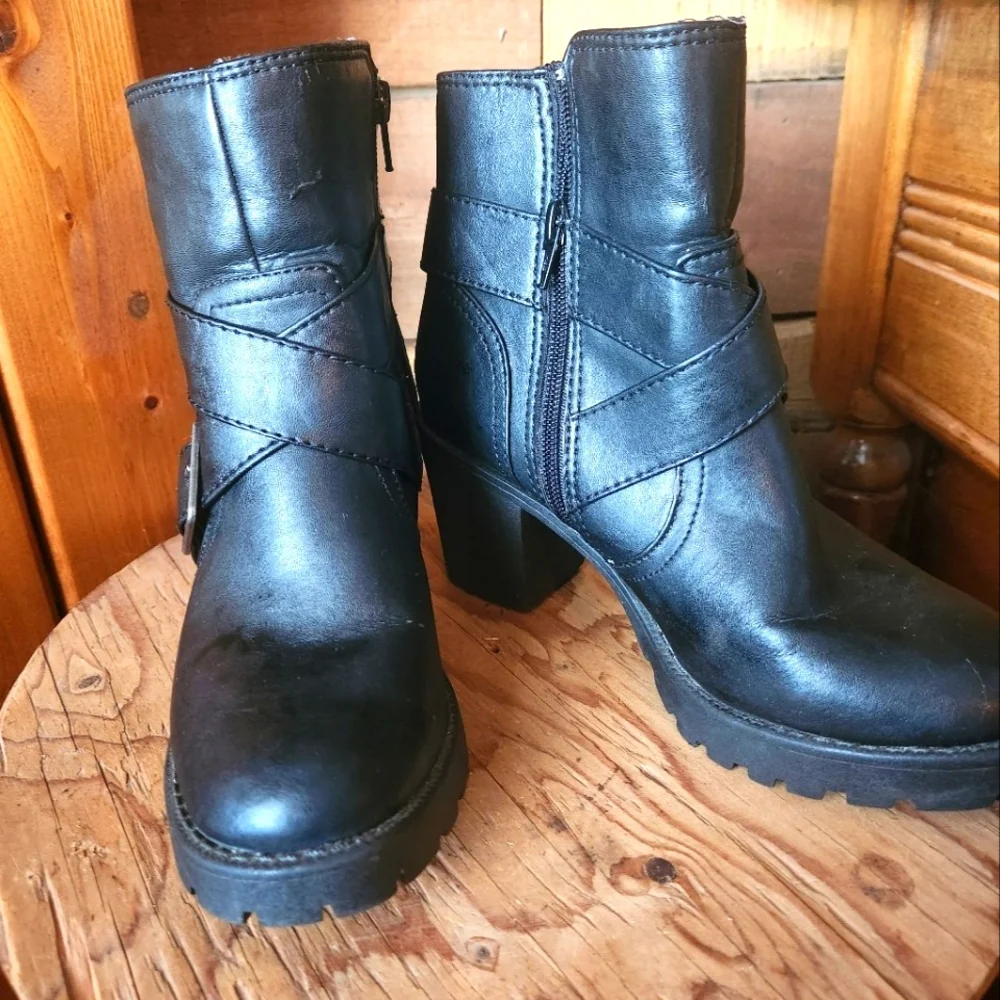 BONGO HARNESS BOOTS- WOMENS SIZE 6.5 - Picture 2 of 9
